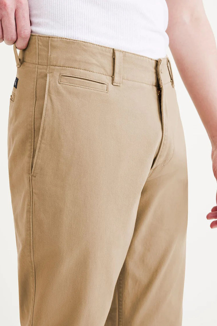 Beige chino de DOCKERS, avec une poche latérale et une poche passeporière.