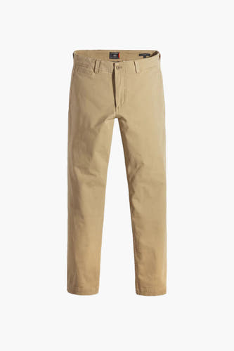 Beige chino de DOCKERS, lisse et taillé, avec une fermeture à boutons et des poches.