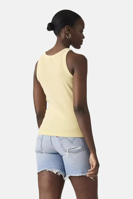 Gele top van Levi's®, met een geribbelde textuur, gecombineerd met een korte denim broek.