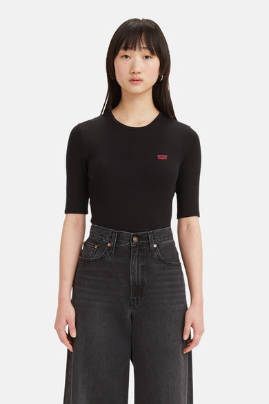 Zwart T-shirt met korte mouwen van Levi's, met een rode merklogo op de borst en gecombineerd met een zwarte jeans.