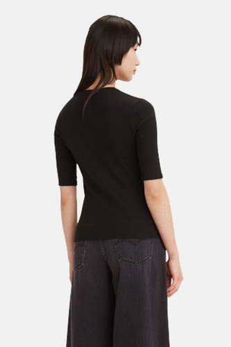 Zwart T-shirt met korte mouwen van Levi's, met een ronde hals en gecombineerd met een wijde, zwarte broek.
