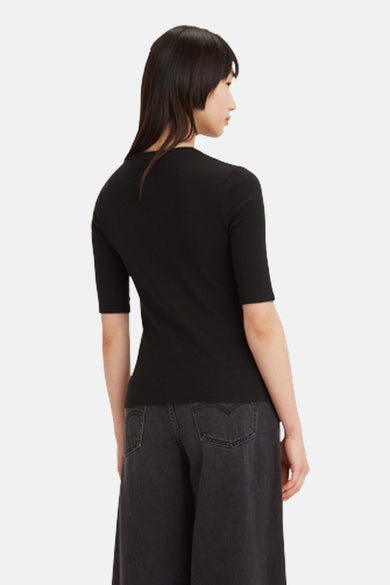 Zwart T-shirt met korte mouwen van Levi's, met een ronde hals en gecombineerd met een wijde, zwarte broek.

