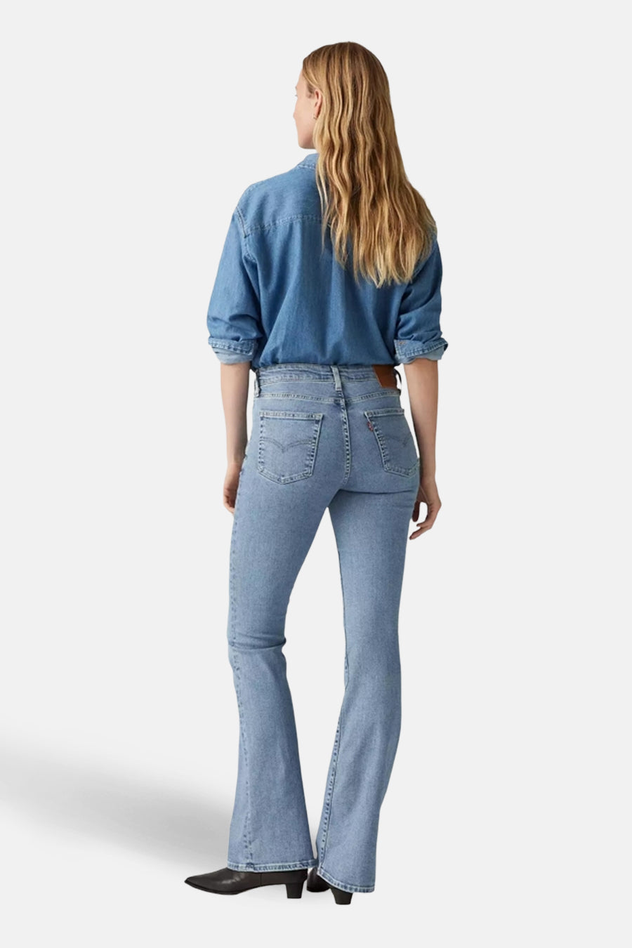 Flared jeans van lichtblauw denim van Levi's®, met een klassieke five-pocket-stijl en een vintage uitstraling.