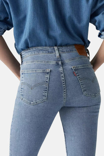 Flared jeans van lichtblauw denim van Levi's, met achterzakken en een bruin leren label.
