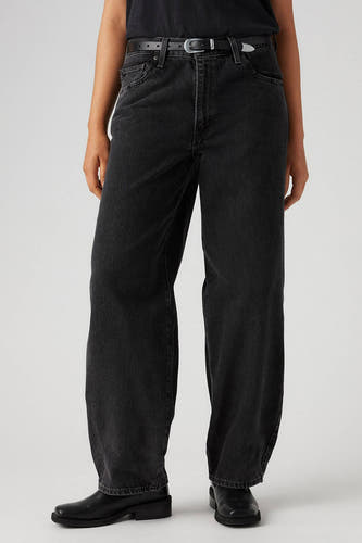 Rechte jeans van donkergrijs denim van Levi's®, met riem en zwarte leren schoenen.