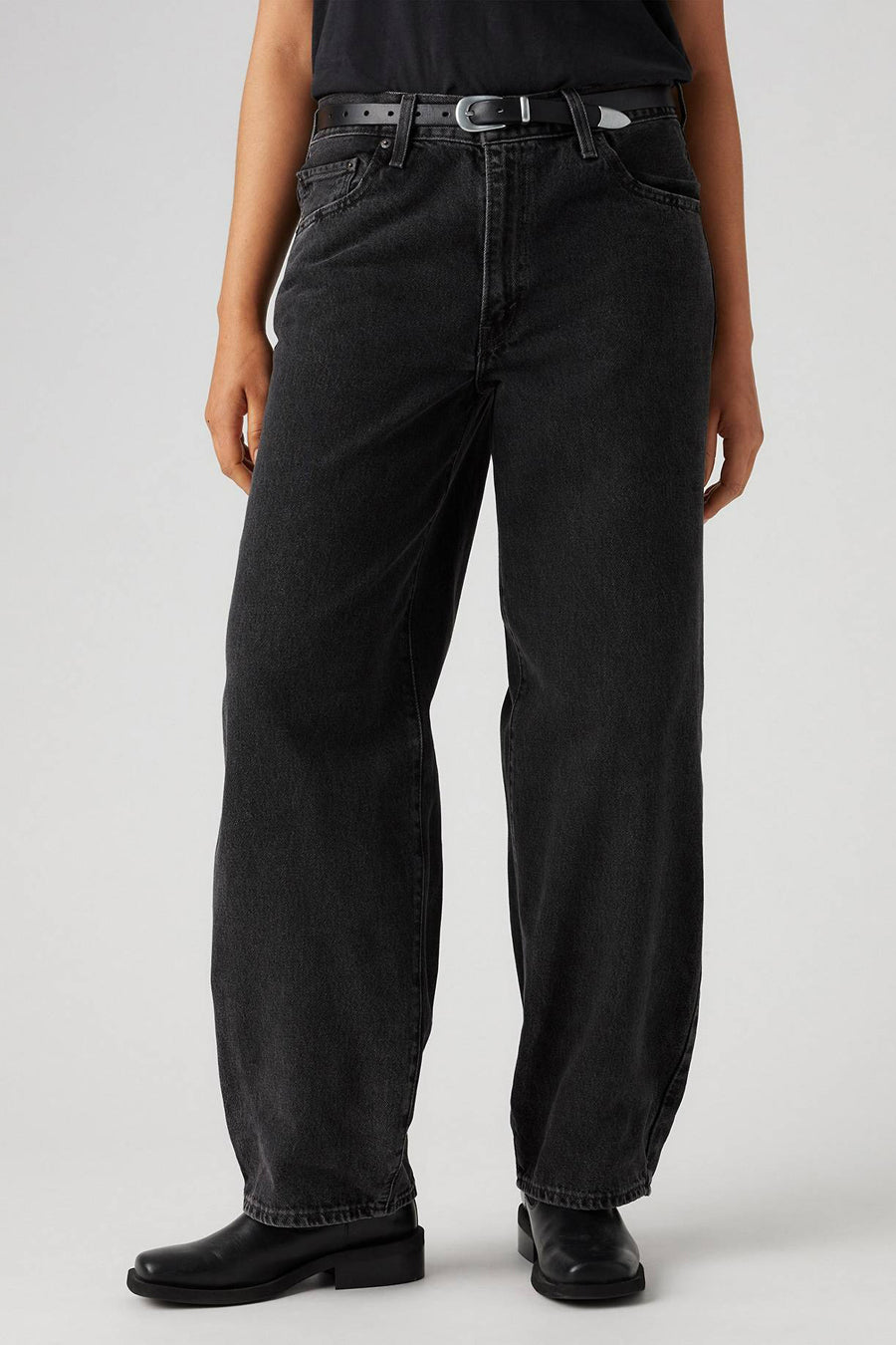 Rechte jeans van donkergrijs denim van Levi's®, met riem en zwarte leren schoenen.