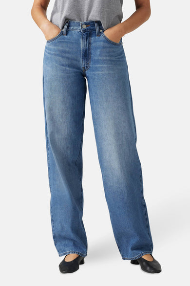 Rechte jeans in middenblauw denim van Levi's, met steekzakken en een relaxte pasvorm.