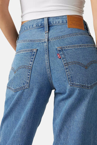 Rechte jeans van middenblauw denim van Levi's®, met merklabel en rode tab op de achterzak.
