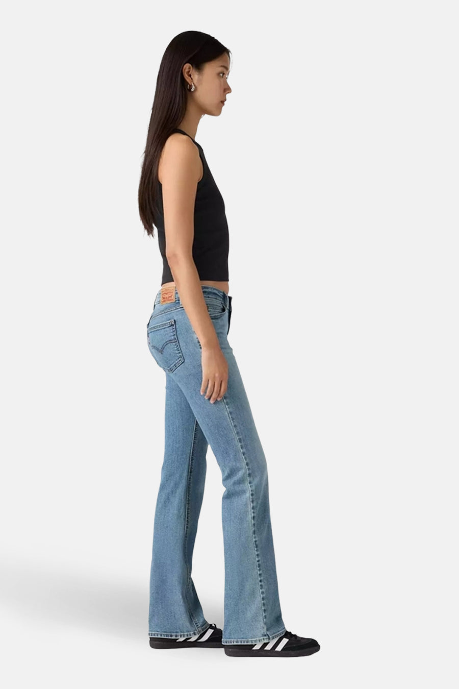 Bootcut jeans van blauw denim van Levi's, met hoge taille en zwarte tanktop.