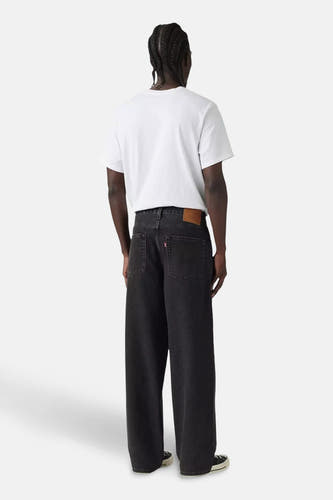 Wijde jeans van donkergrijs denim van Levi's, met achterzakken en bruin leren patch.