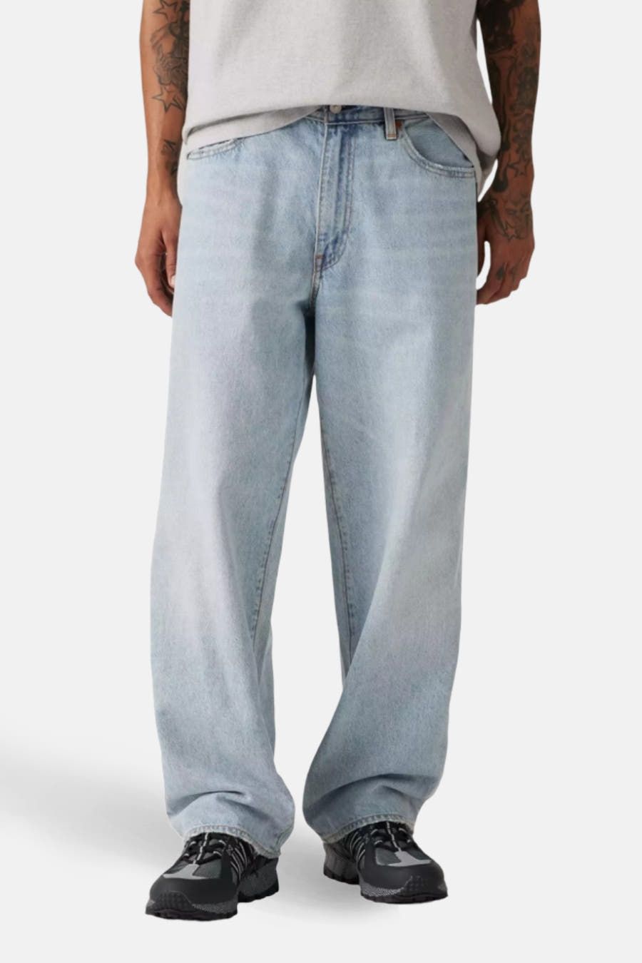 Jean bleu clair large de Levi's®, avec des poches visibles et une fermeture à glissière.