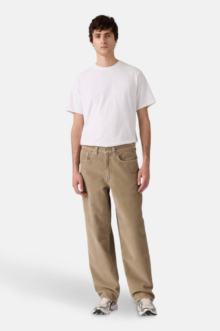 Beige colorbroek van Levi's, gedragen met een wit T-shirt en sneakers.