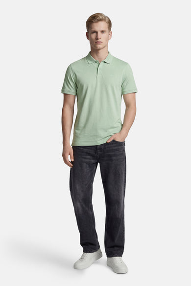 Polo verte Levi's® à manches courtes de couleur verte, avec fermeture à boutons et un logo discret sur la poitrine, devant.