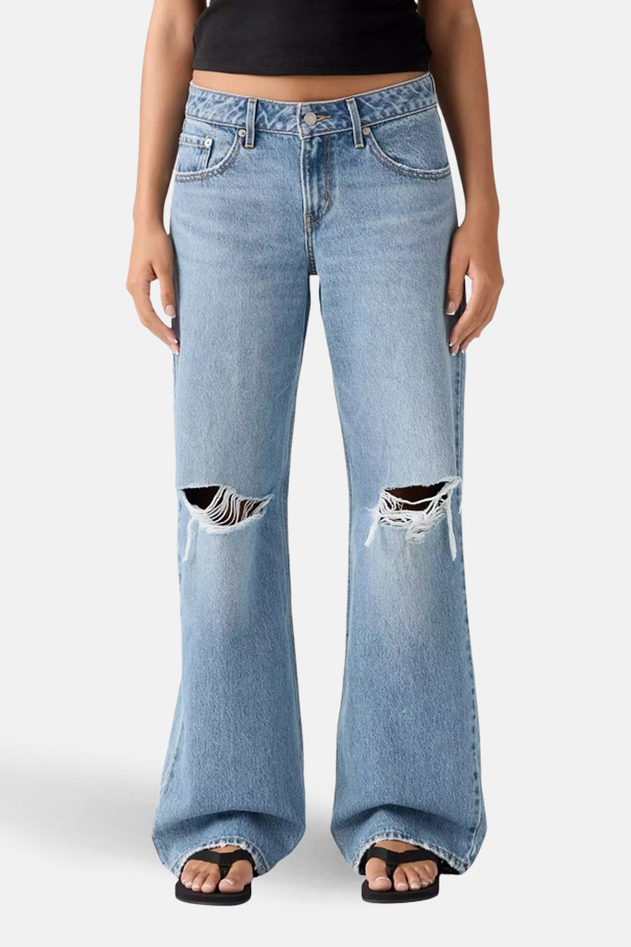 Jeans wide mid blue denim van Levi's®, met scheuren op de knieën en wijde pijpen.