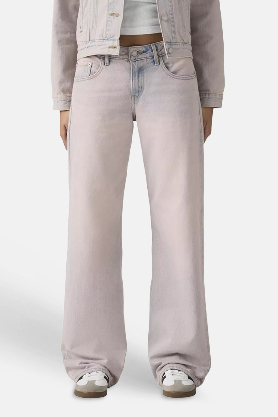 Roze denim colorbroek van Levi's® met wijde pijpen, gestyled met een crop top en sneakers.