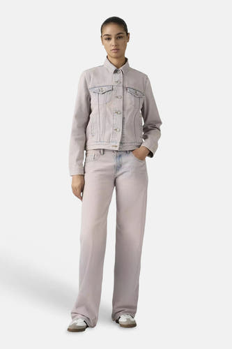 Roze colorbroek van Levi's® met wijde pijpen, gedragen door een model met een bijpassend spijkerjack en witte sneakers.