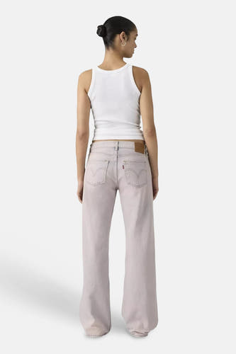 Roze colorbroek van Levi's® met wide-leg pasvorm, achterzakken, rode tab en leren patch.