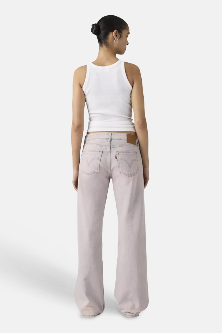Roze colorbroek van Levi's® met wide-leg pasvorm, achterzakken, rode tab en leren patch.