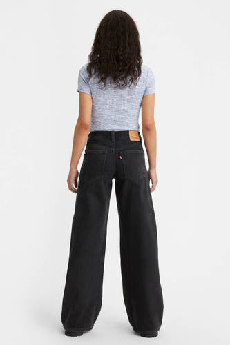Jean délavé noir de Levi's, vu de dos, associé à un t-shirt bleu chiné.