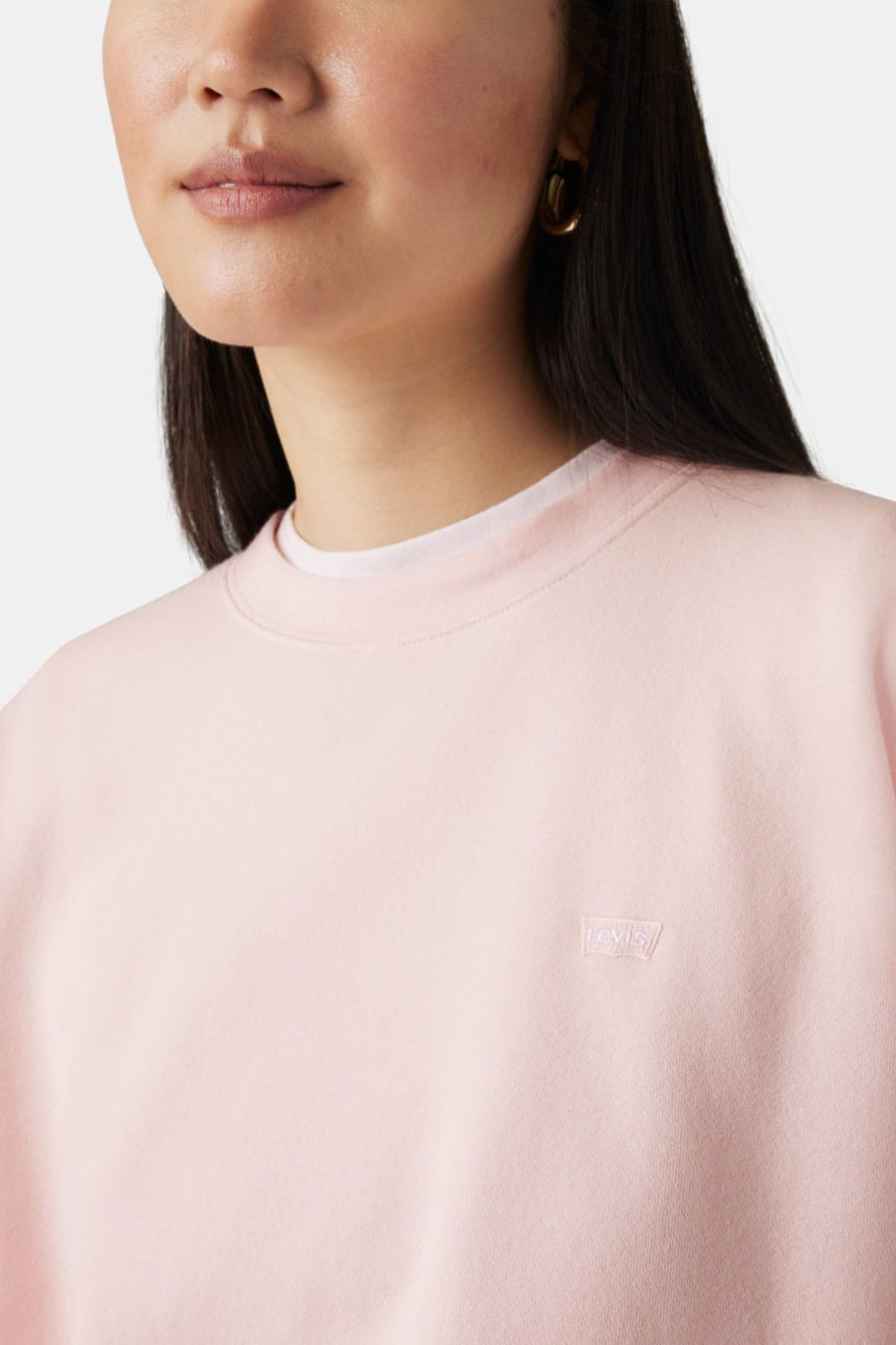 Close-up van een roze Levi's sweatshirt.