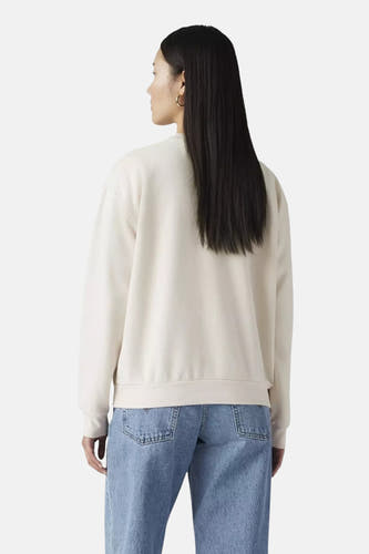 Witte ronde hals sweater van Levi's®, achterzijde, comfortabele pasvorm, gedragen met blauwe jeans