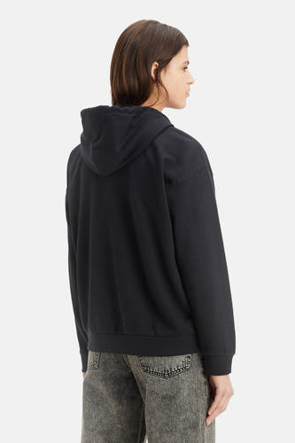 Zwarte sweater met kap van Levi's, gezien van achteren, gecombineerd met een grijze jeans.
