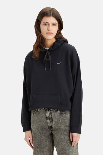 Zwarte sweater met kap van Levi's®, met trekkoord en buidelzak, gecombineerd met een grijze jeans.
