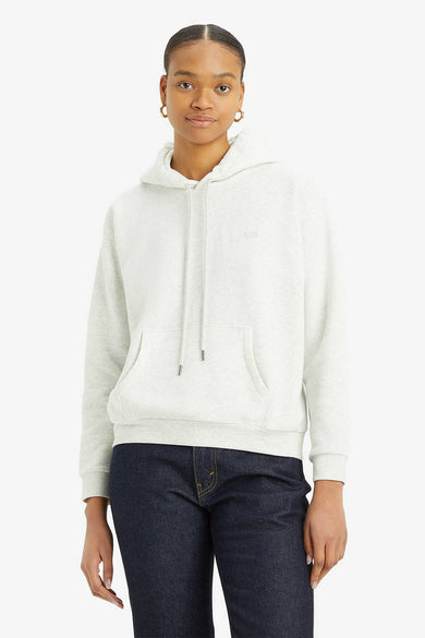 Pull gris à capuche de Levi's, avec des cordons et une poche kangourou, associé à un jean foncé.