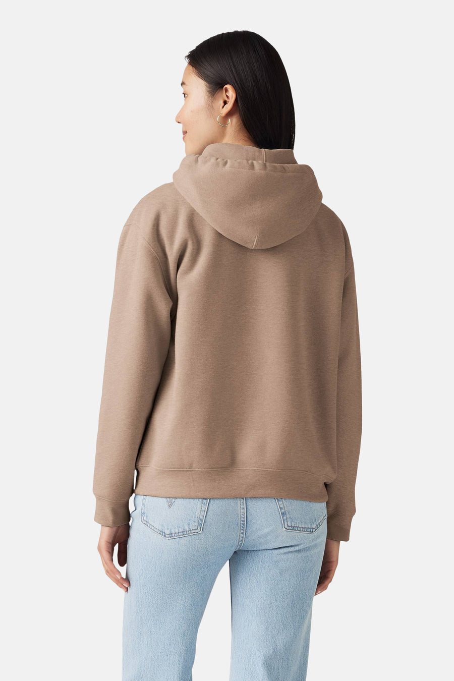 Bruine hoodie met kap, gedragen door een vrouw in jeans.