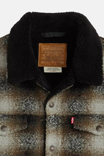 Multikleurige korte jas van Levi's met zwarte teddy kraag en geruit patroon.
