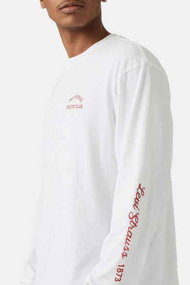 Wit T-shirt met lange mouwen van Levi's®, met rode tekst op de borst en mouw.