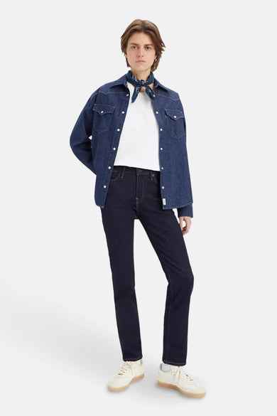 Jean slim de denim bleu marine de Levi's, avec un T-shirt blanc et une chemise en denim avec un bandana.