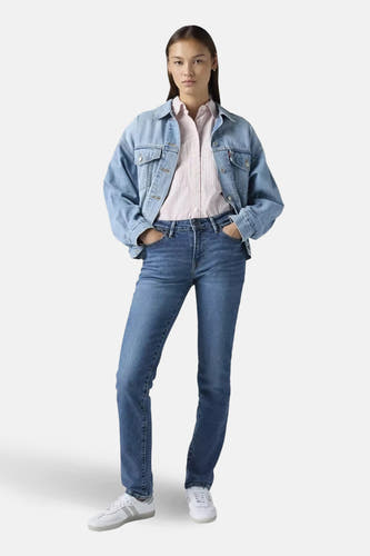 Slim fit jeans van mid blue denim van Levi's®, gestyled met een gestreept overhemd en een spijkerjasje.
