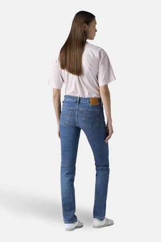 Slim fit jeans van blauw denim van Levi's®, achterkantweergave, gecombineerd met gestreept overhemd en witte schoenen.