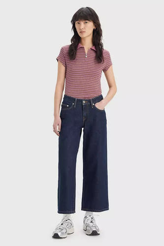 Wijde jeans van donkerblauw denim van Levi's®, met een recht model en gedragen met een gestreepte top.
