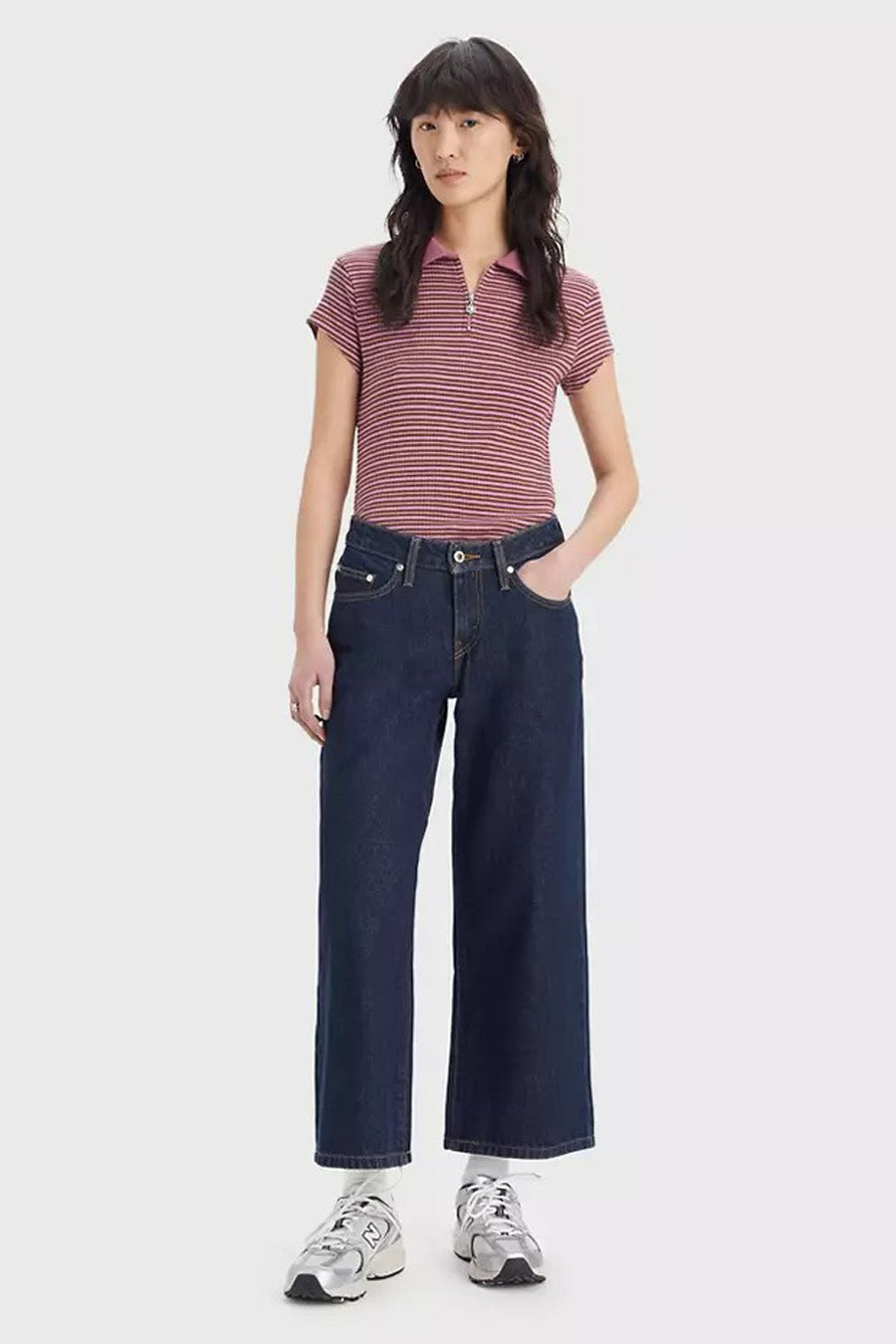 Wijde jeans van donkerblauw denim van Levi's®, met een recht model en gedragen met een gestreepte top.
