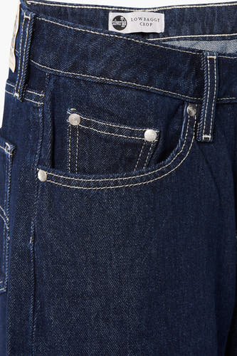 Wijde jeans van donkerblauw denim van Levi's®, met witte stiksels en metalen knopen.