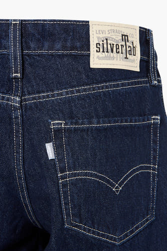 Donkerblauwe wide jeans van Levi's, met lichte stiksels op de achterzak en een leren patch.

