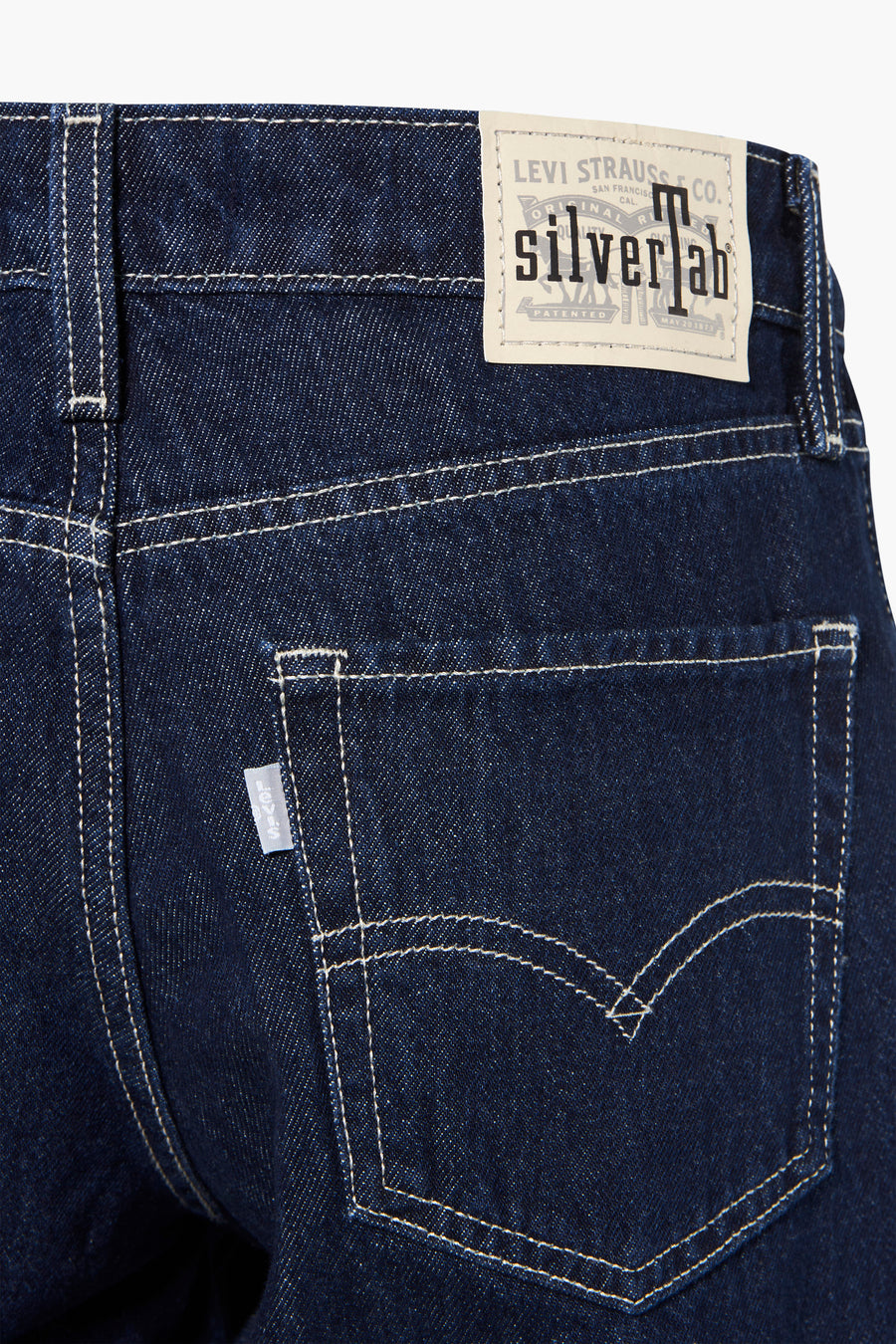 Donkerblauwe wide jeans van Levi's, met lichte stiksels op de achterzak en een leren patch.
