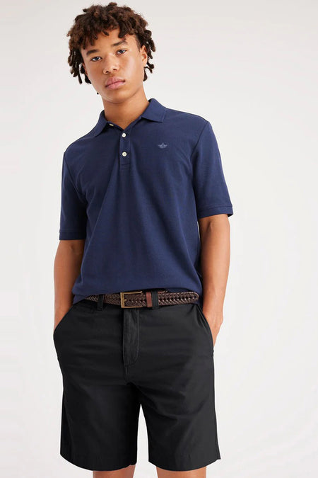 Short noir de DOCKERS, avec une ceinture tressée et des chaussures marron.