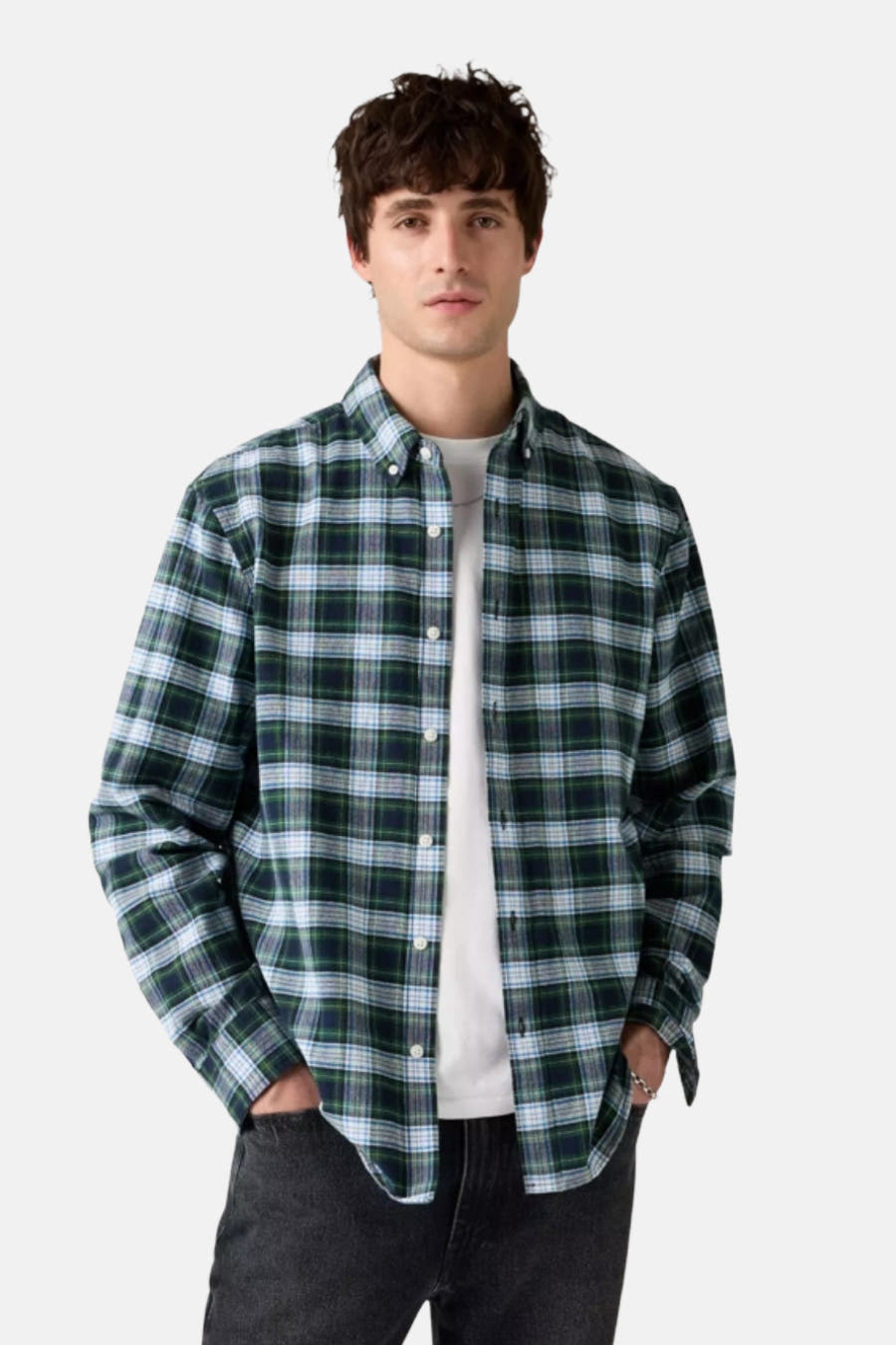 Chemise multicolore à manches longues de Levi's®, avec un motif à carreaux, portée avec un pantalon de travail foncé.