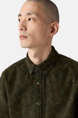 Chemise verte à longues manches de Levi's, avec un motif paisley et une fermeture à boutons.