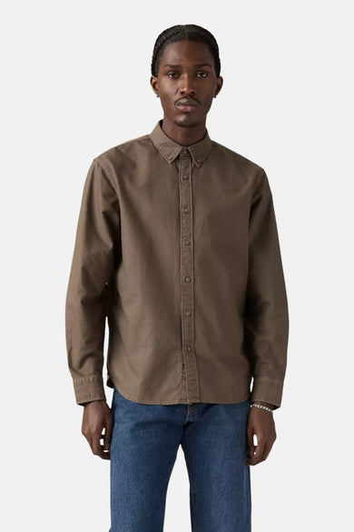 Bruin overhemd met lange mouwen van Levi's, gedragen met blauwe jeans.
