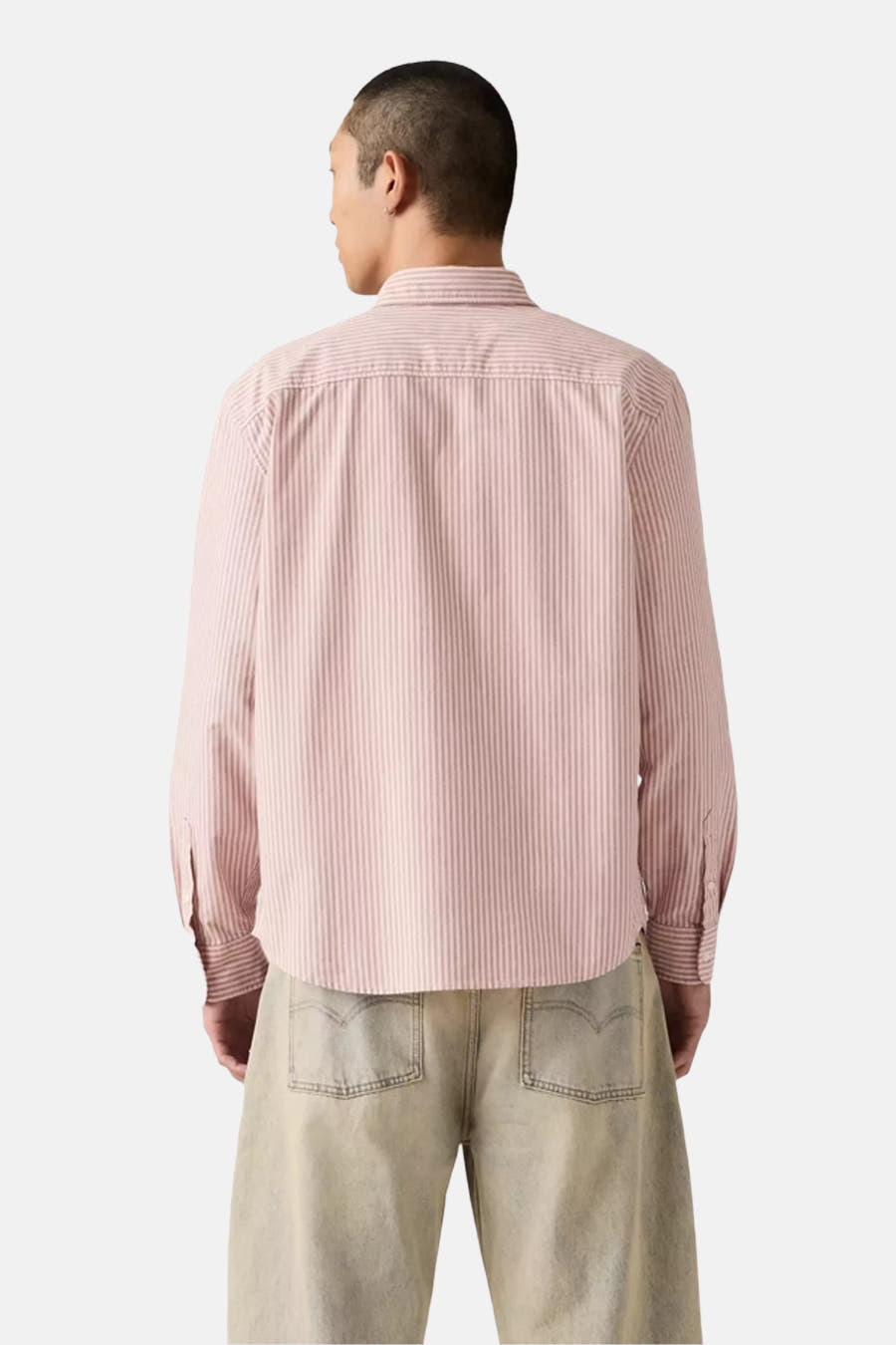 Chemise rayée rose de Levi's avec des manches longues, une encolure classique et un short de denim léger.