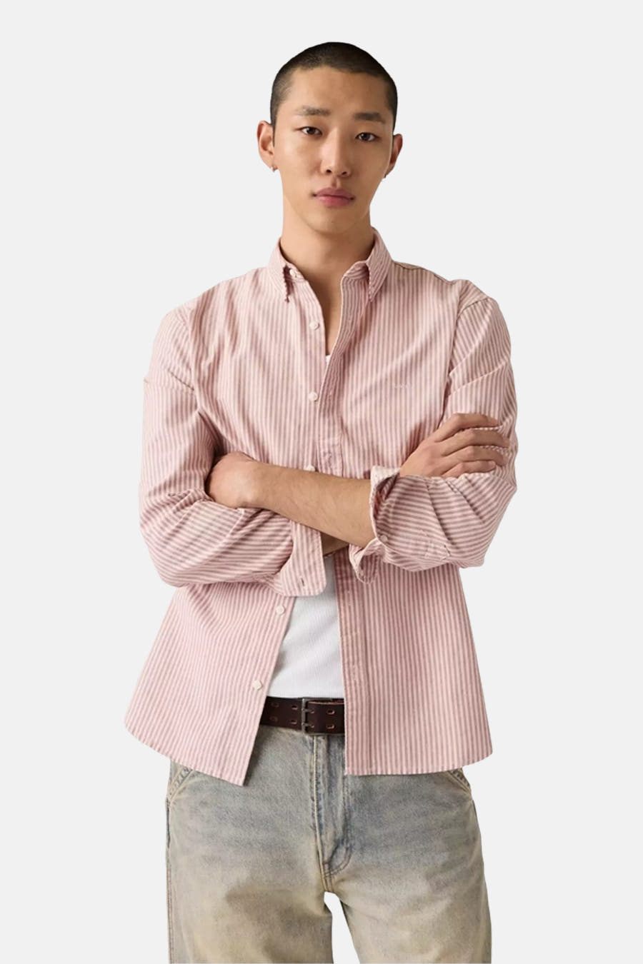 Roze overhemd met lange mouwen van Levi's®, met verticale strepen en gedragen over een wit T-shirt.
