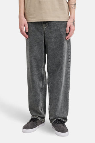 Jeans straight mid grey denim van Levi's®, met een losse pasvorm en grijze sneakers.
