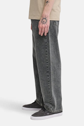 Jeans straight van grijs denim van Levi's, met losse pasvorm en grijze sneakers.