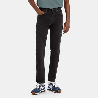 Jean droit en denim gris foncé de Levi's®, uni et avec des surpiqures contrastantes.