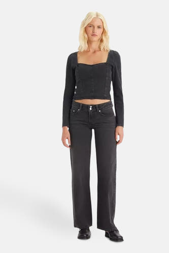 Jean délavé clair de Levi's, vue arrière, associé à une chemise noire.