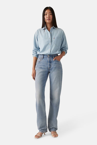 Jeans straight in lichtblauw denim van Levi's, met een getailleerde hoge taille en gestyled met een lichtblauw overhemd.
